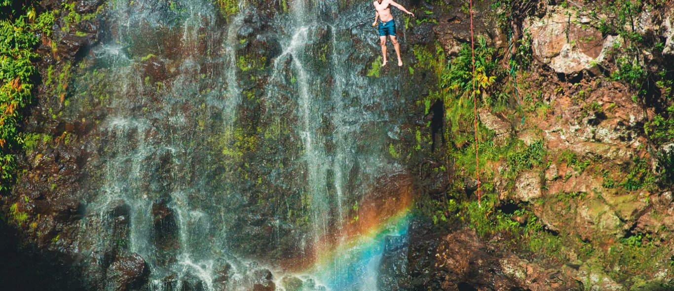 Nieuwe trend: Waterfall jumping. Durf jij het aan? image