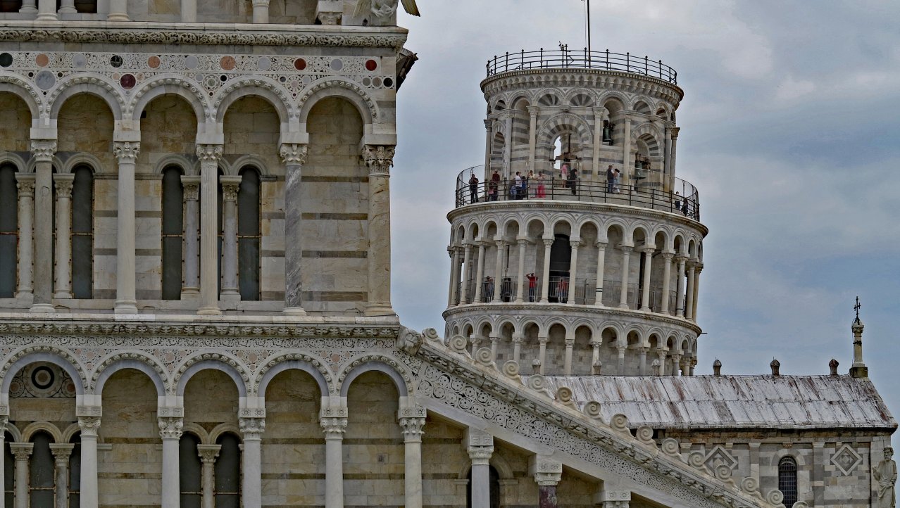 De klokkentoren van de Dom van Pisa