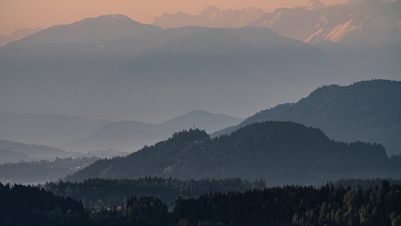 Oneindige berglaagjes in Karinthië, Oostenrijk