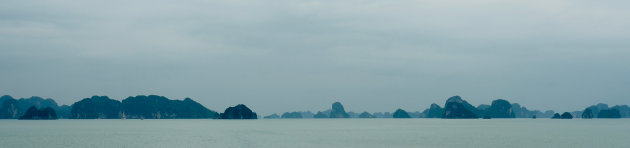 Halong Bay is ook mooi in december als het weer at minder is.