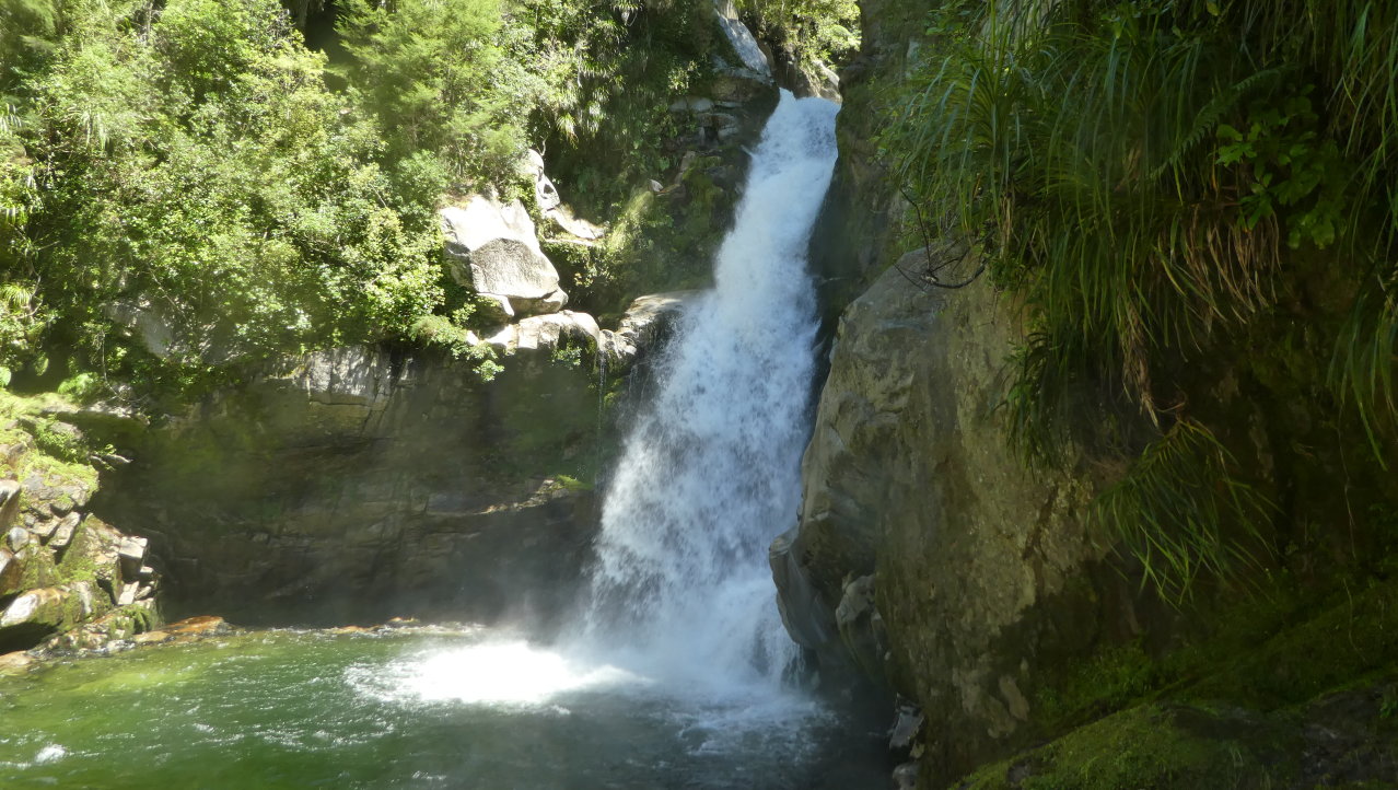 Wainui Watervallen