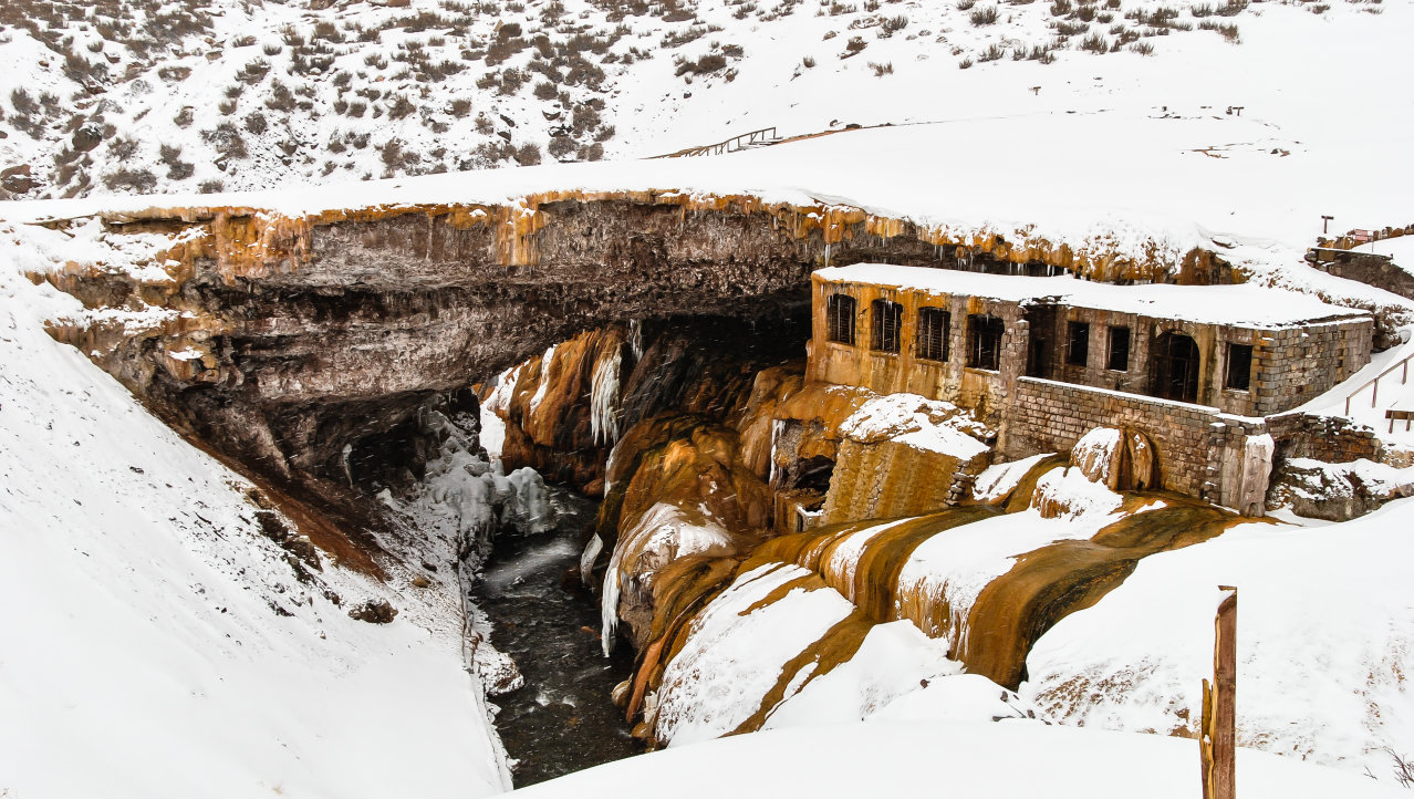 Besneeuwd oud verwerkingsstation