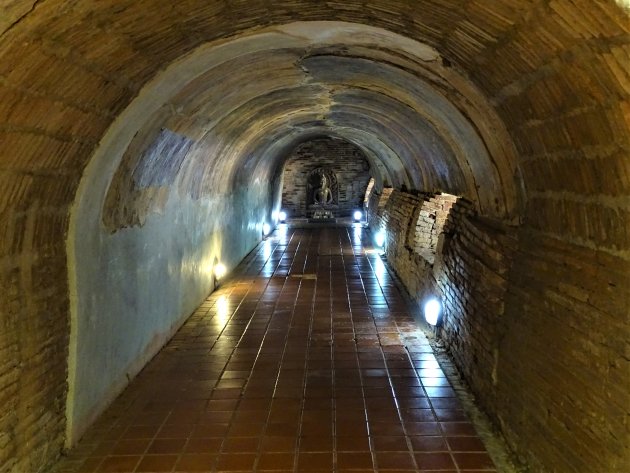 Tunnel labirint onder de Chedi van Wat A-Mong