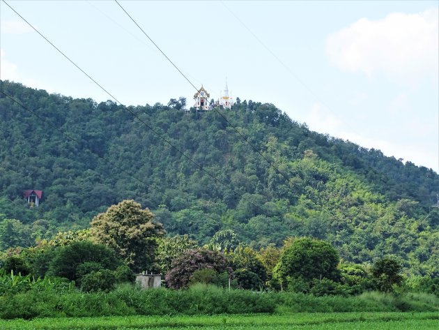 Tempeltje op berg boven stuwdam.