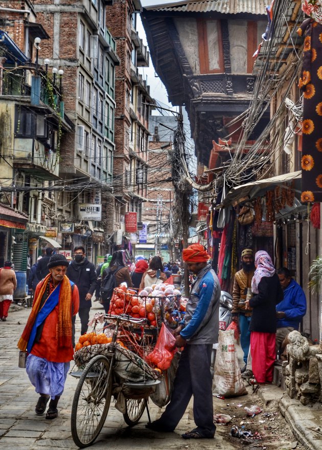Levendig straatbeeld in Kathmandu