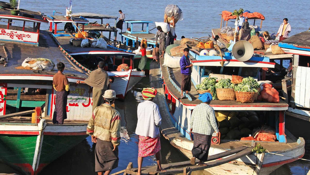 Drukte aan de rivier, haven Mandalay