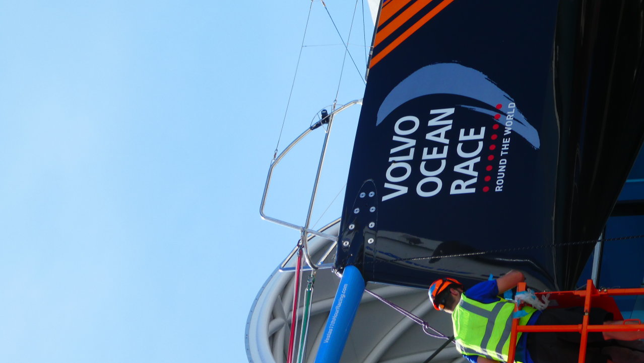 Onderhoud aan de Volvo Ocean Race zeilboten