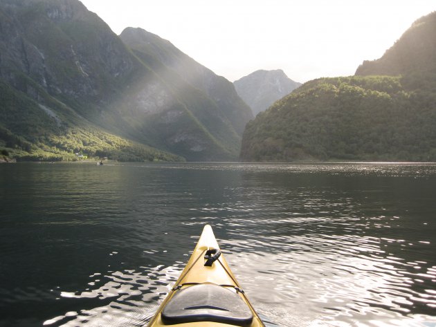 Fjorden in noorwegen vanaf het water