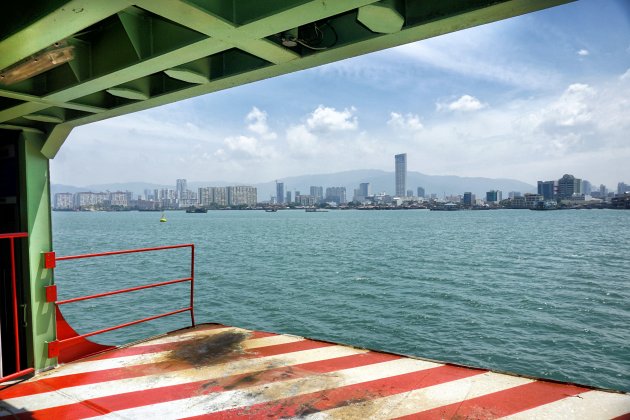 Penang in zicht vanaf de ferry