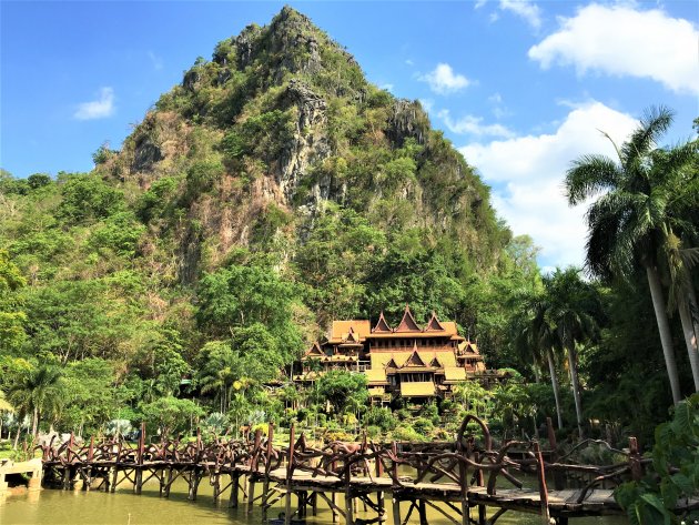 Tempel tegen rots berg.