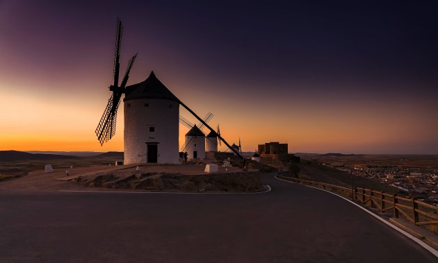 Bezoek Consuegra bij zonsondergang