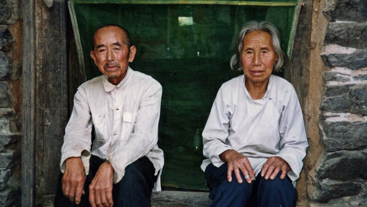 Ouder Chinees echtpaar in een bergdorp in Hebei provincie , China