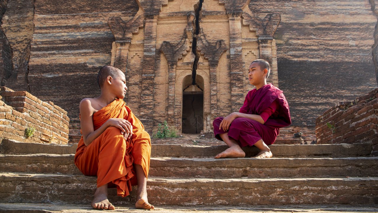 monniken bij de stupa van Mingun