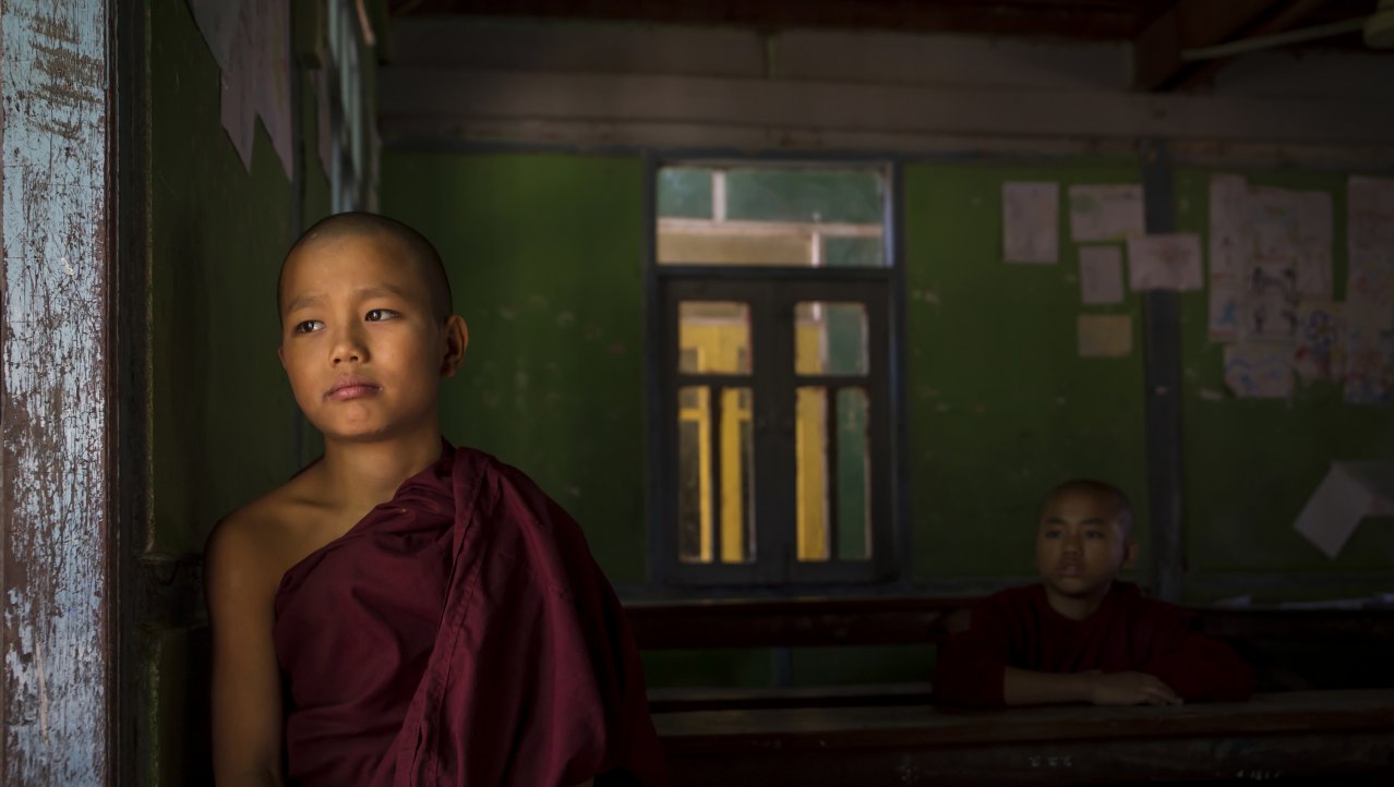 Jonge monnik in een klaslokaal