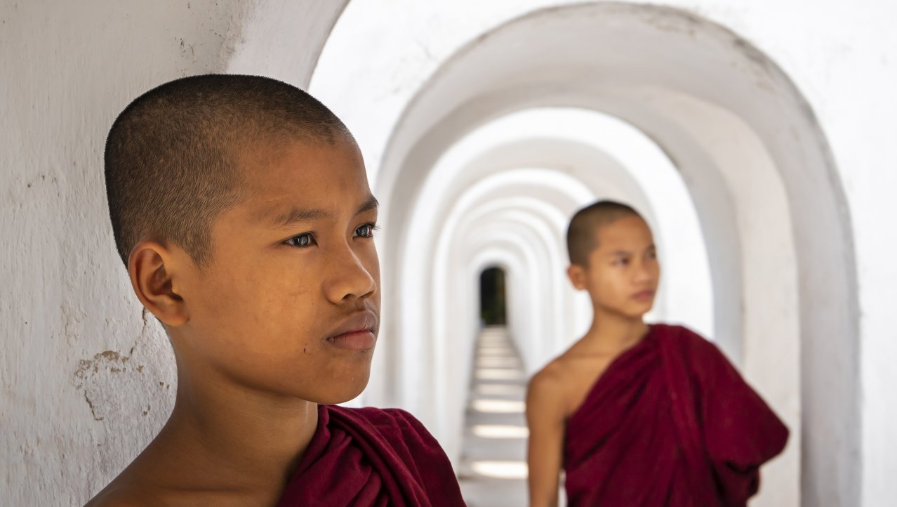 jonge monniken in Bago