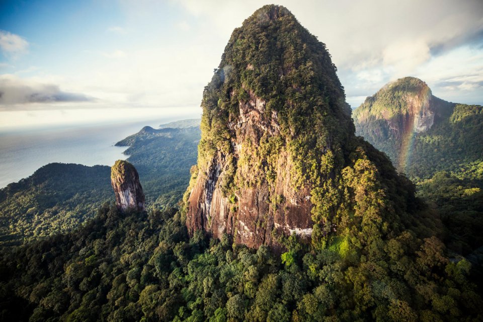 De zuidelijke helft van het eiland Principe is één groot beschermd natuurgebied en bestaat uit ongerept regenwoud. Hoog boven de jungle torenen basaltpieken uit. Foto: Manon van der Zwaal