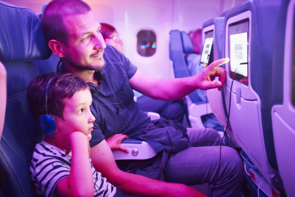 Het entertainmentsystem is een van de smerigste plekken in het vliegtuig. Foto: Getty Images