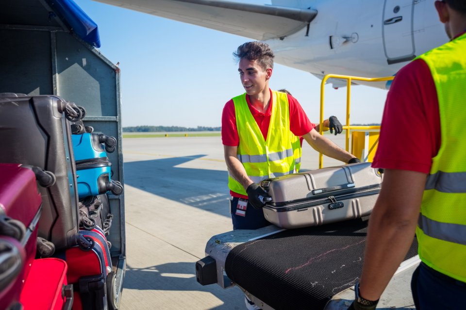 Vlucht compensatie: bagage moet uit vliegtuig. Foto: Getty Images