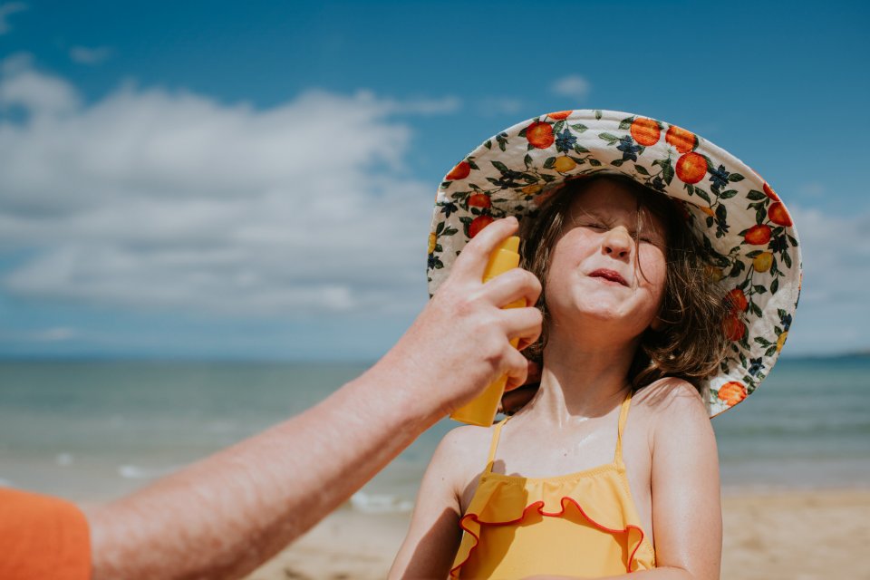 Zo kies je de juiste zonnebrandcreme, ook voor kinderen. Foto: Getty Images
