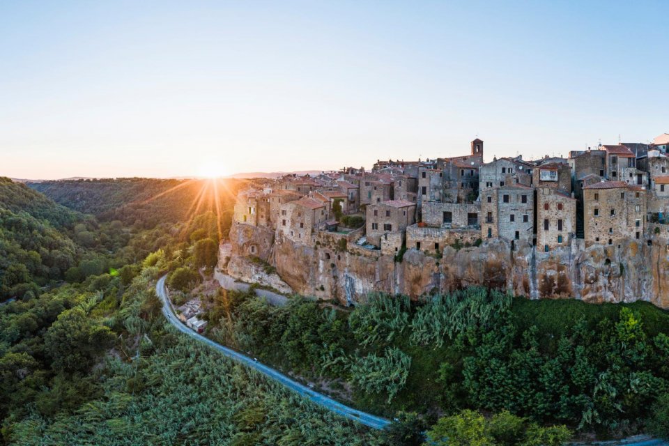 Ga weg van de massa in Toscane en verken onbekendere stadjes als Pitigliano. Foto: Getty Images