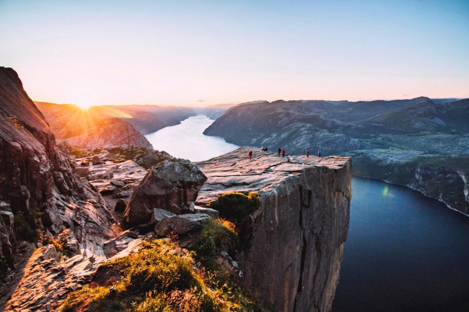 Maak een sunrise hike naar de Noorse Preikestolen en heb de plek vrijwel voor jezelf. Foto: Getty Images