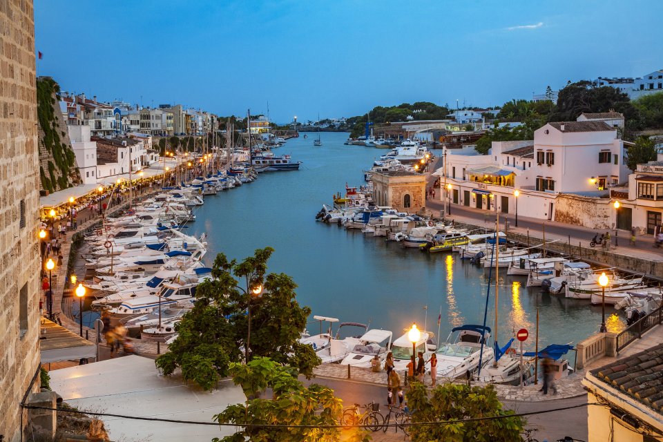 Menorca is het muurbloempje van de Balearen en onmediterraans rustig. Foto: Getty Images
