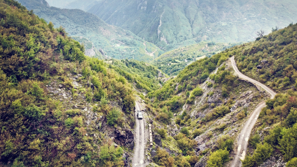 Een rit terug in de tijd in de Shalavallei. Nog niet lang geleden vormden paden als deze de enige toegangswegen tot Thethi in Albanië. Foto: Brian Hill