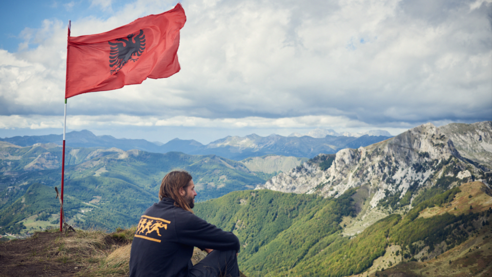 De Albanese vlag wappert op Maja e Can, een berg waar je vanuit Montenegro heen wandelt zonder dat je ergens je paspoort hoeft te laten zien. Foto: Brian Hill
