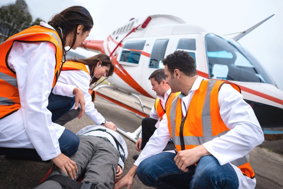 Zowel met een medische achtergrond als zonder kun je hulp verlenen in het vliegtuig. Foto: Getty Images
