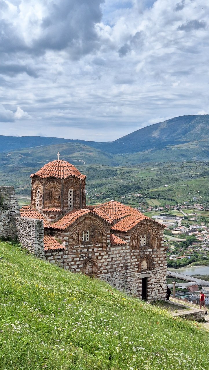Binnen de muren van het kasteel van Berat