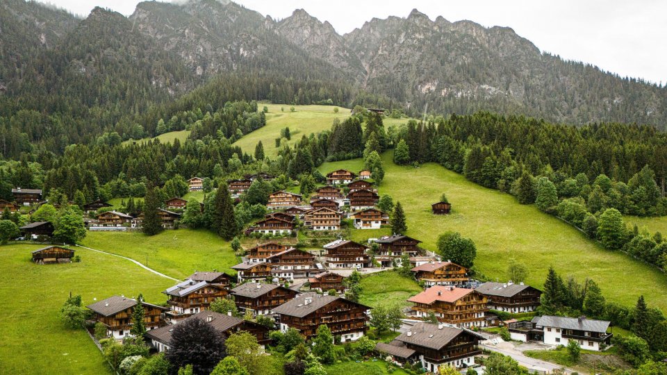 Struin door Alpbach, het mooiste dorp van Oostenrijk. Foto: Tim Bilman