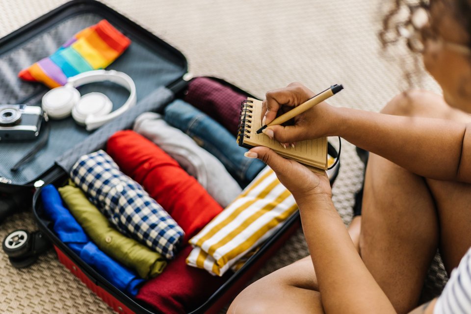Tips om je koffer minimalistisch in te pakken. Foto: Getty ImAGES