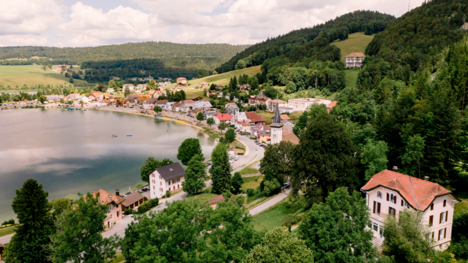 Le Pont, village view Aerial CREDIT Switzerland Tourism david&kathrin Photogtraphy and Film GmbH