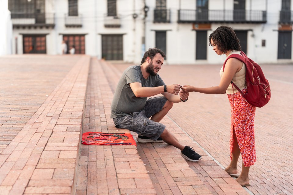 Oplichting op reis: 'gratis souvenirs'. Foto: Getty Images