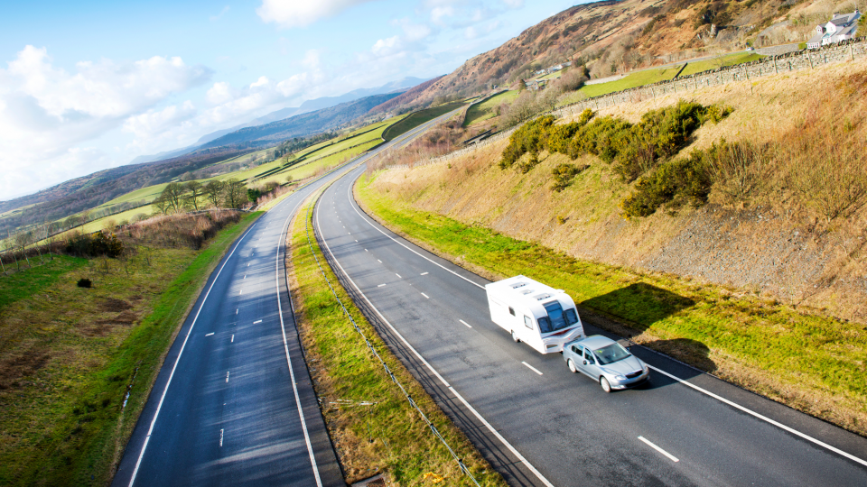 Independer _ Houd rekening met deze verkeersregels in het buitenland - Let op je snelheid met aanhanger. Foto: Getty Images