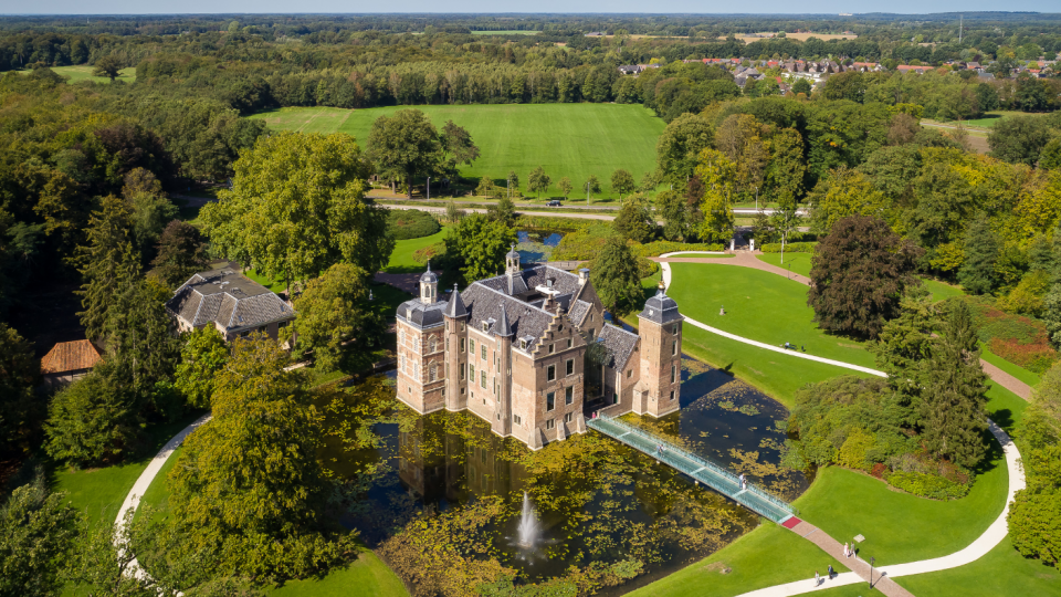 Routes langs kastelen -©Museum MORE-Kasteel Ruurlo-entree en park-luchtfoto- Rutger Hollander