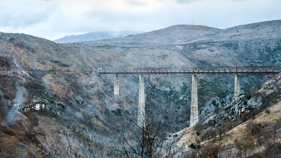 De hoogste spoorbrug van Europa staat in Montenegro; het Mala Rijeke-viaduct. Foto: Getty Images