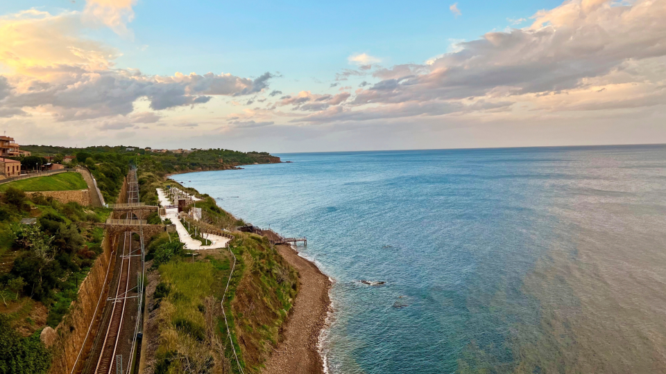 Treinen door Sicilië tussen de zee en het Regionaal Naturpark Madonie. Foto: Getty Images