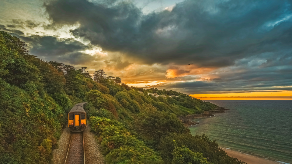 Het spoor in Cornwall schuurt op sommige plekken tegen de grillige kust aan. Foto: Getty Images