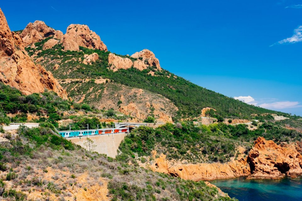 Met de trein langs de Côte d’Azur in Frankrijk. Foto: Getty Images