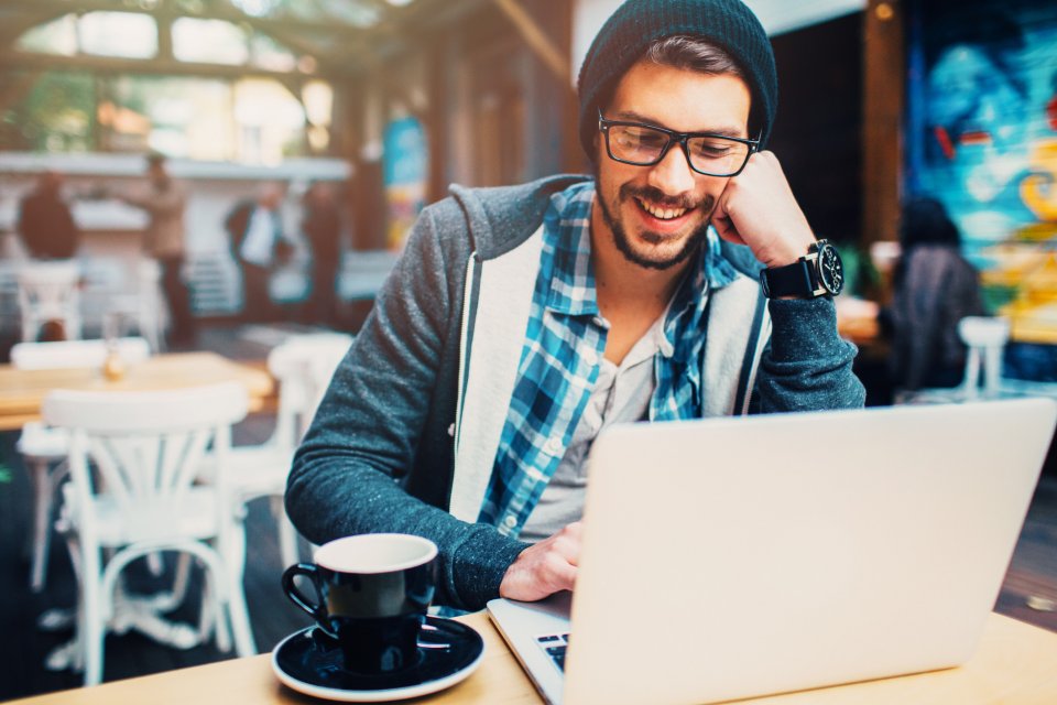 Voorkom hoge kosten voor internet op reis: wees voorzichtig met gratis wifi. Foto: Getty Images