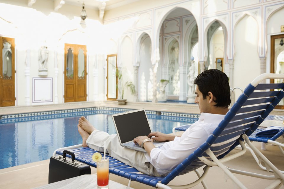 Fouten in hotels bij check-in of check-out: wifi en hotelservices checken. Foto: Getty Images