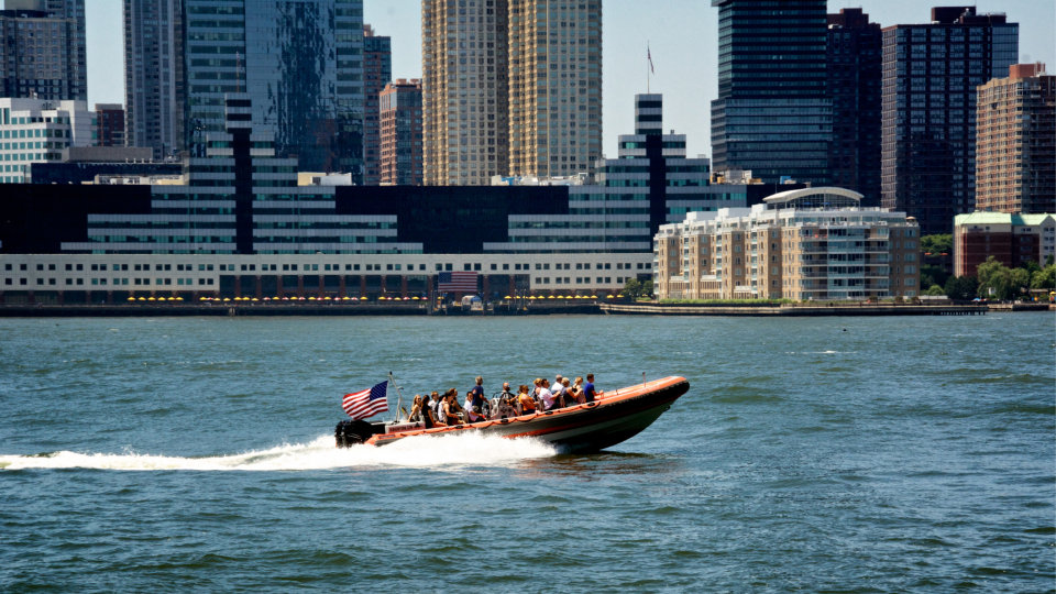 Stap in een rubberen boot in New York City. Foto: Getty Images