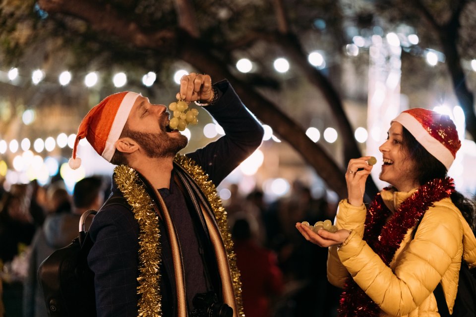 Zo vieren ze Oud en Nieuw in andere landen: Las Doce Uvas de la Suerte in Spanje. Foto: Getty Images