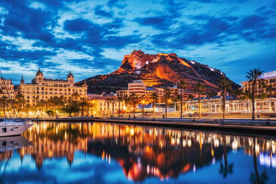 De binnenstad van Alicante met het kasteel van Santa Bárbara