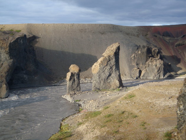 2 trollen bij Detifoss