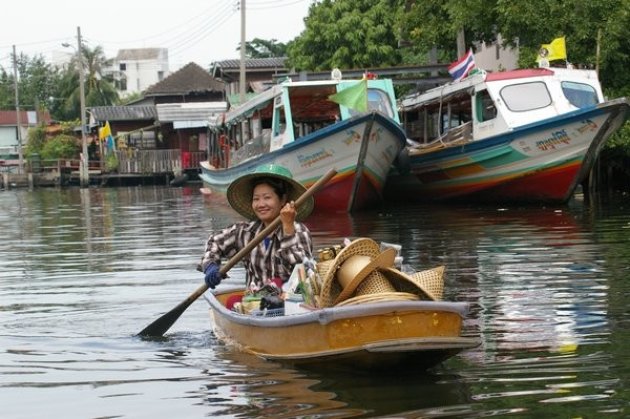 Handel op een van de Klongs