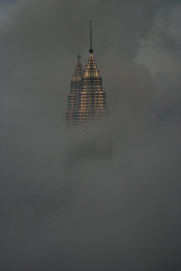 Petronas towers in de bewolking 