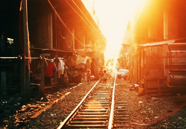 zonsondergang over de treinrails