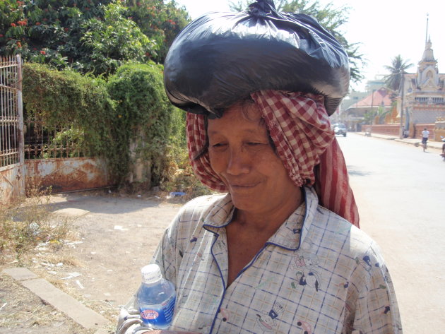 Arme vrouw met flesje water